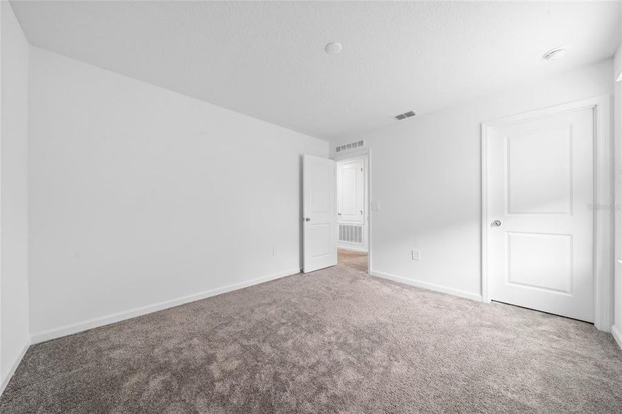 Spacious, unfurnished interior of a new home in Storey Creek, Kissimmee (Image 25).