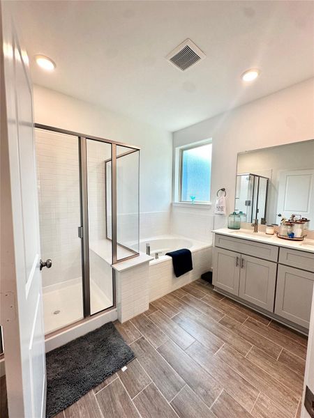 Furnished interior view inside a new home in , Tomball (Image 11).