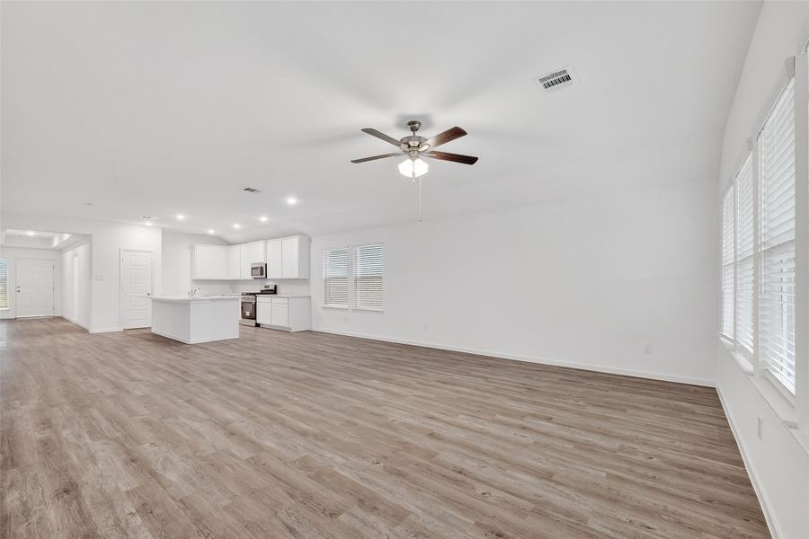 Spacious, unfurnished interior of a new home in Rollingbrook Estates, Baytown (Image 21).