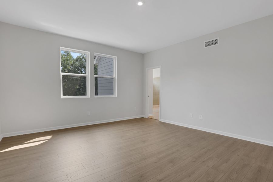 Spacious, unfurnished interior of a new home in Cambridge at Steels Bridge, Canton (Image 23).