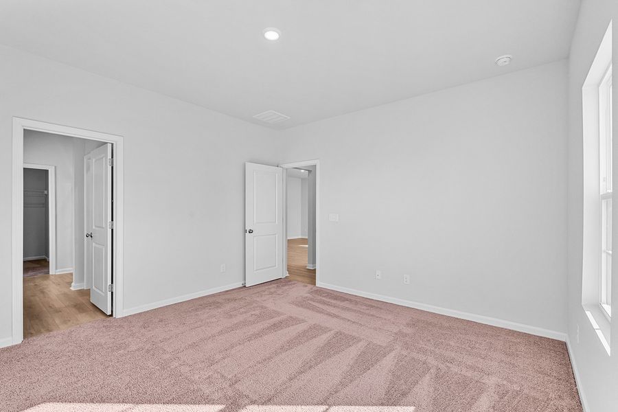 Spacious, unfurnished interior of a new home in Fieldstone, Lexington (Image 26).