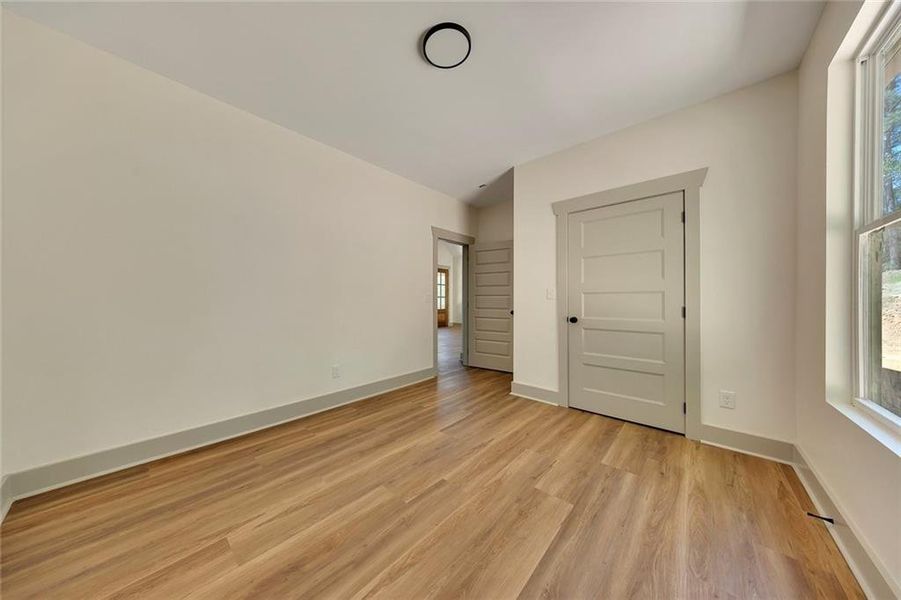 Spacious, unfurnished interior of a new home in , Silver Creek (Image 26).