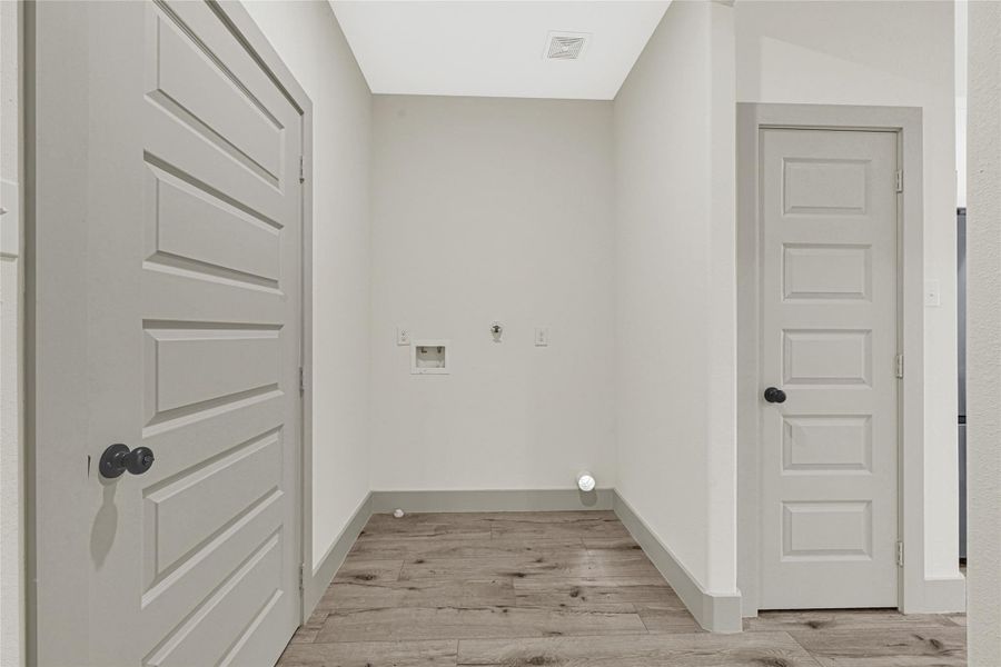 Spacious, unfurnished interior of a new home in , La Marque (Image 22).