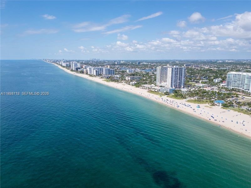 Condo located in Pompano Beach, FL showcasing its design and architecture (Image 5).