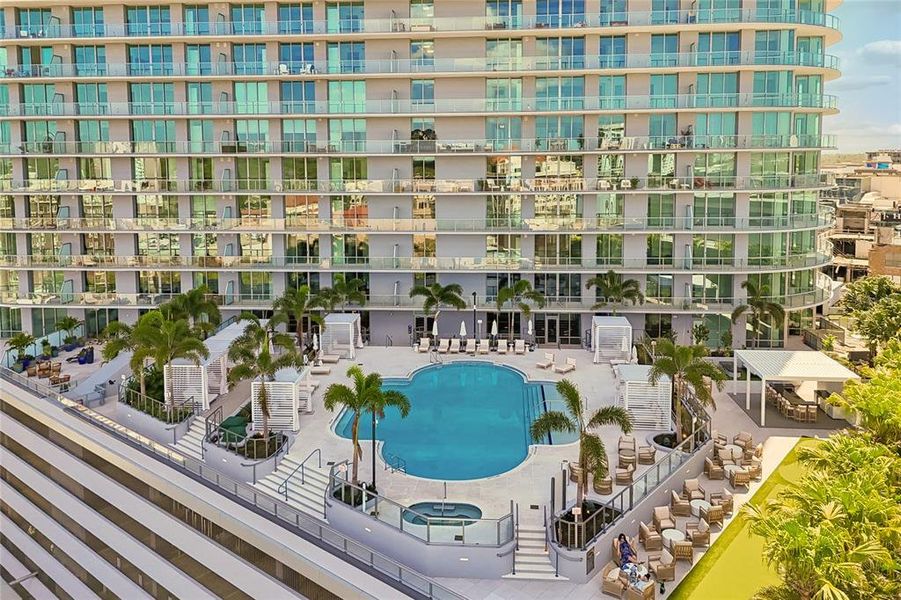 Condo located in St. Petersburg, FL showcasing its design and architecture (Image 4).