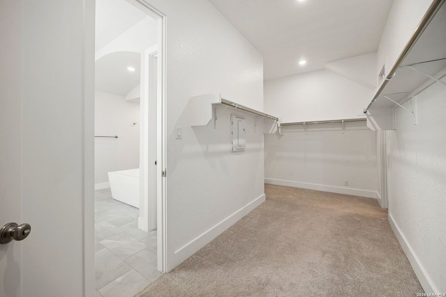 Spacious, unfurnished interior of a new home in Ventana, Bulverde (Image 39).