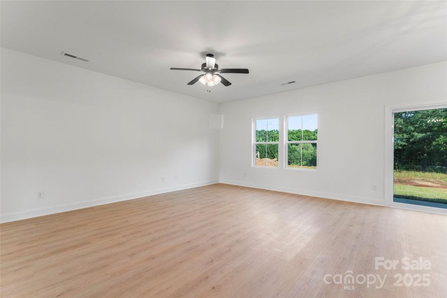Spacious, unfurnished interior of a new home in , Harrisburg (Image 25).