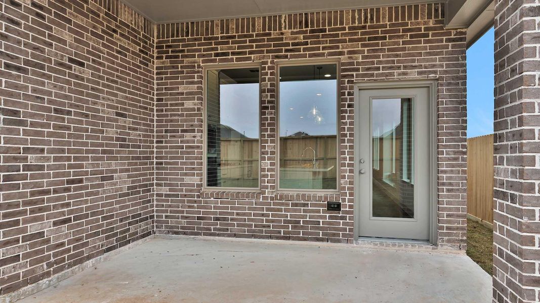 Exterior details and patio area of a home in Jordan Ranch 40', Fulshear (Image 2).