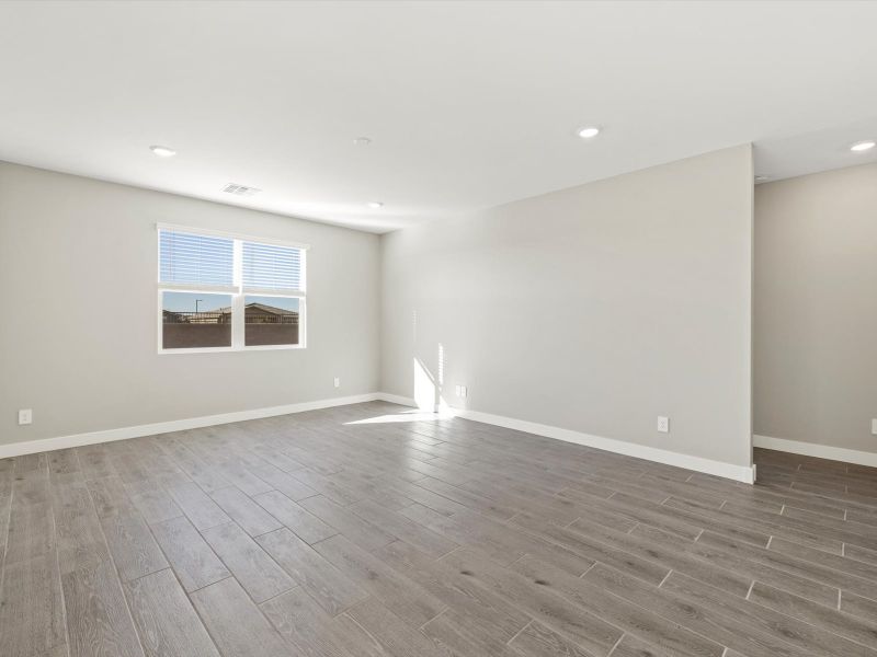 Spacious, unfurnished interior of a new home in White Tank Foothills Reserve Series, Waddell (Image 10).