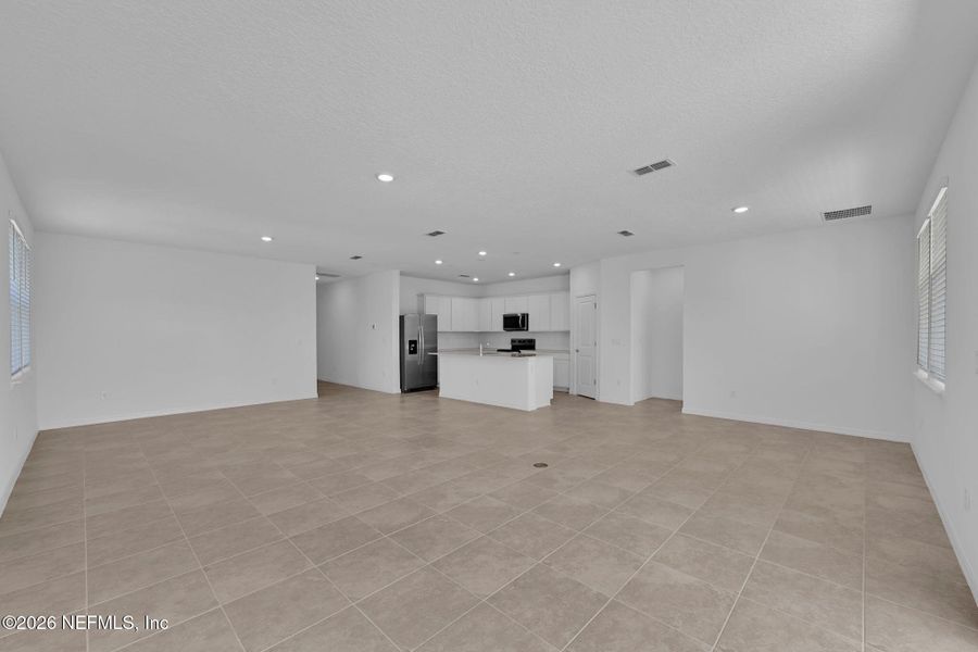 Spacious, unfurnished interior of a new home in Hyland Trail, Green Cove Springs (Image 19).