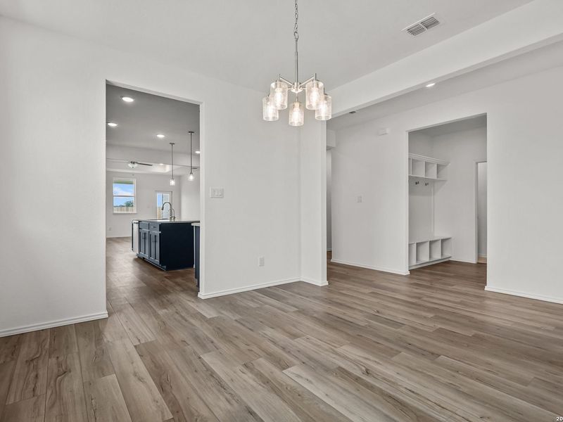 Spacious, unfurnished interior of a new home in Hickory Ridge, San Antonio (Image 28).