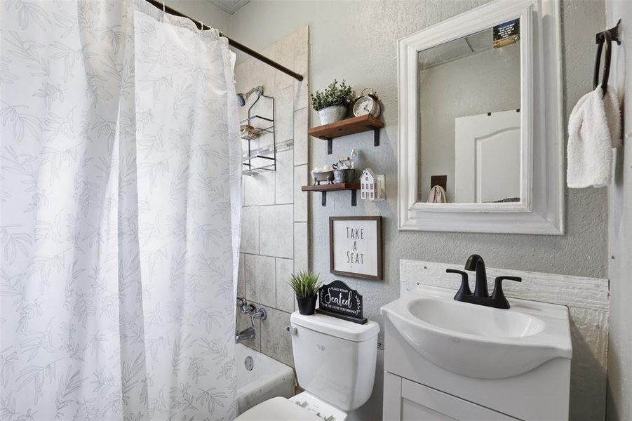 Furnished interior view inside a new home in , Cleburne (Image 15).