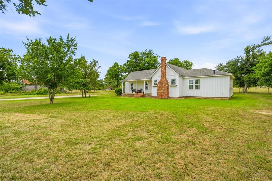 Exterior details and patio area of a home in , Mingus (Image 22).