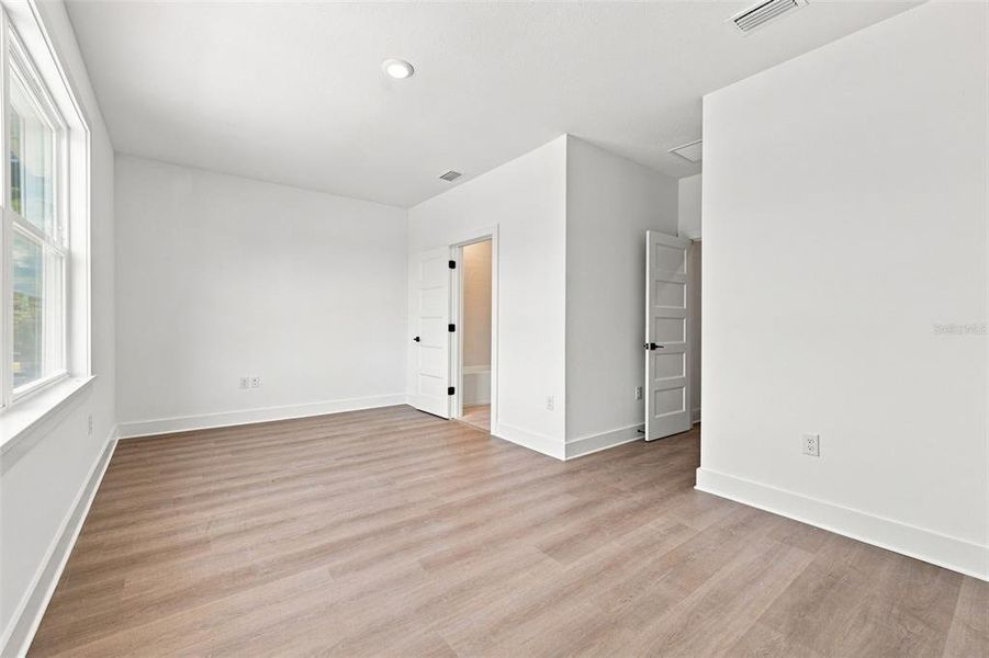 Spacious, unfurnished interior of a new home in , Tampa (Image 21).