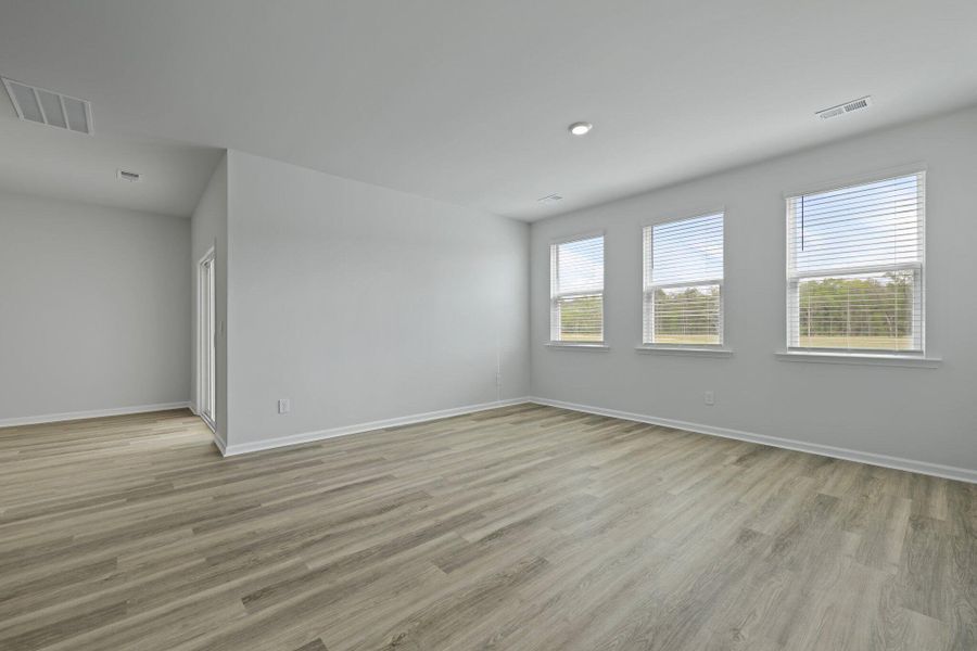 Spacious, unfurnished interior of a new home in Sheep Island, Summerville (Image 11).