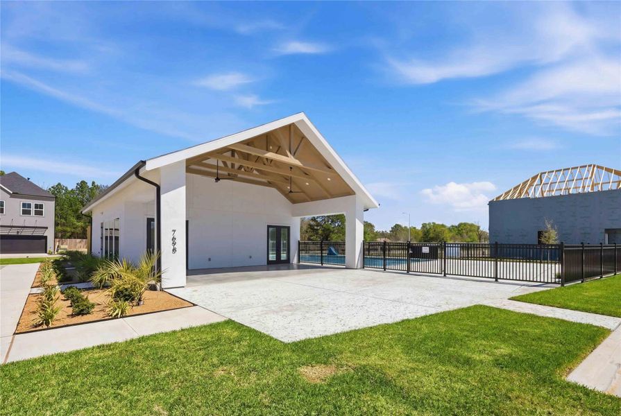 Community amenities in Alaia Crossing, Houston (Image 35).