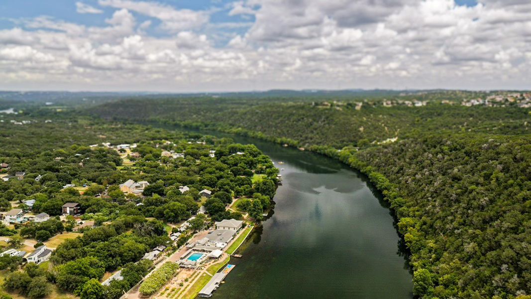3 blocks from the renowned Lake Austin Spa. 3 blocks from the renowned Lake Austin Spa.