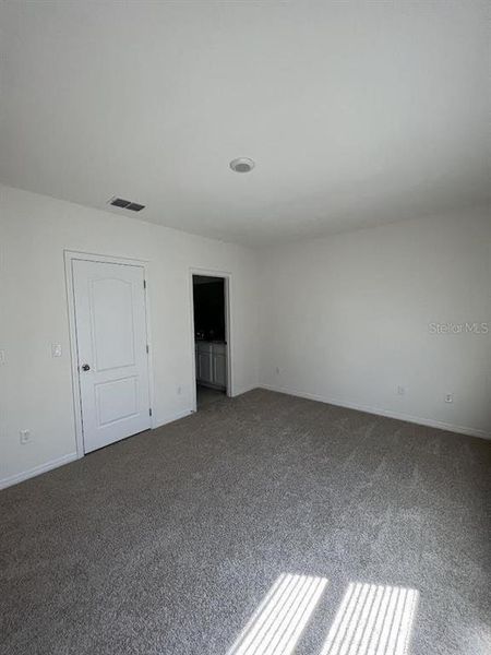 Spacious, unfurnished interior of a new home in Atria at Ridgewood Lakes, Davenport (Image 9).