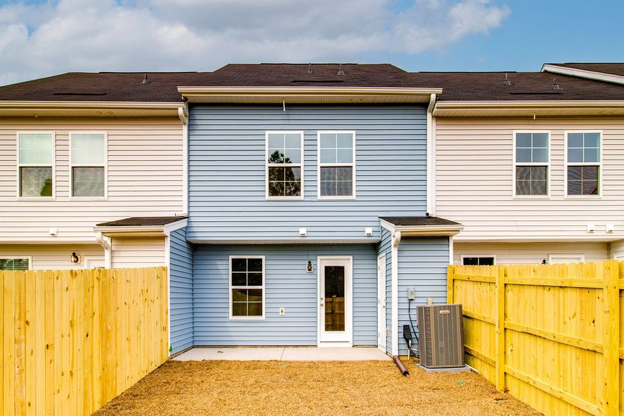 Exterior details and patio area of a home in Astoria, Columbia (Image 15).