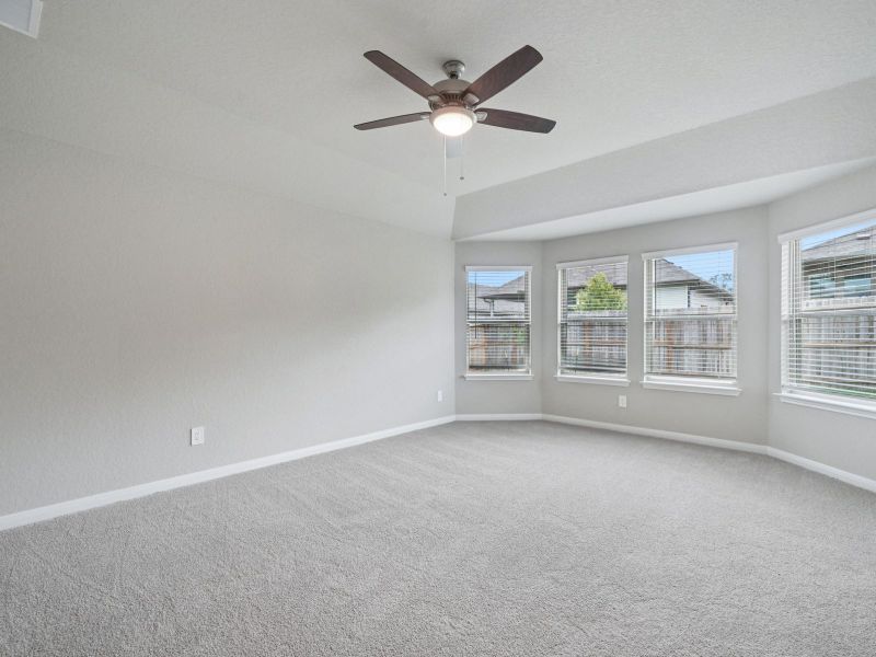 Spacious, unfurnished interior of a new home in Comanche Ridge, San Antonio (Image 14).