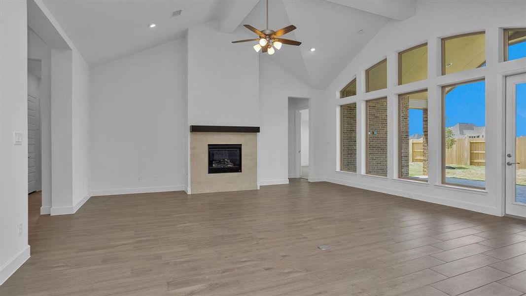 Spacious, unfurnished interior of a new home in Valencia 70', Manvel (Image 13).