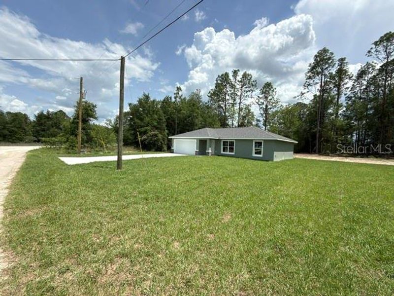 Exterior details and patio area of a home in , Ocala (Image 3).
