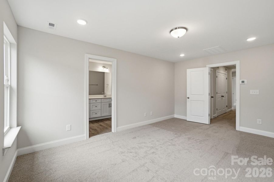 Spacious, unfurnished interior of a new home in Harrisburg Village, Harrisburg (Image 23).
