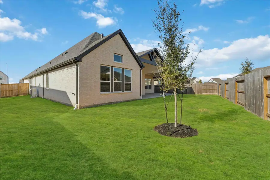 Exterior details and patio area of a home in Valencia, Manvel (Image 4).