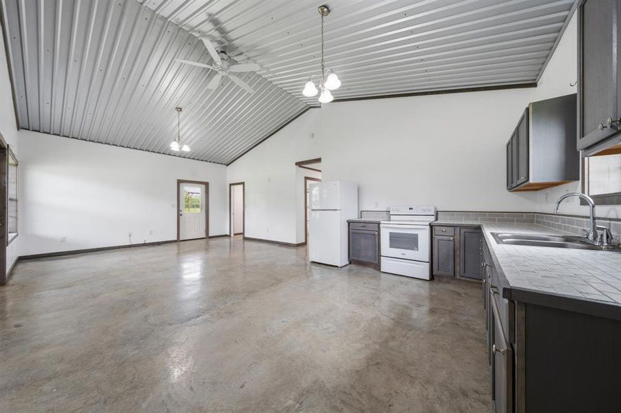Spacious, unfurnished interior of a new home in , Walnut Springs (Image 11).