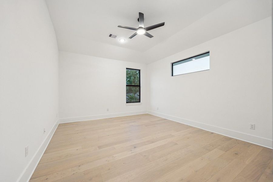 Spacious secondary bedroom with closet, bath en-suite and wood floors Spacious secondary bedroom with closet, bath en-suite and wood floors