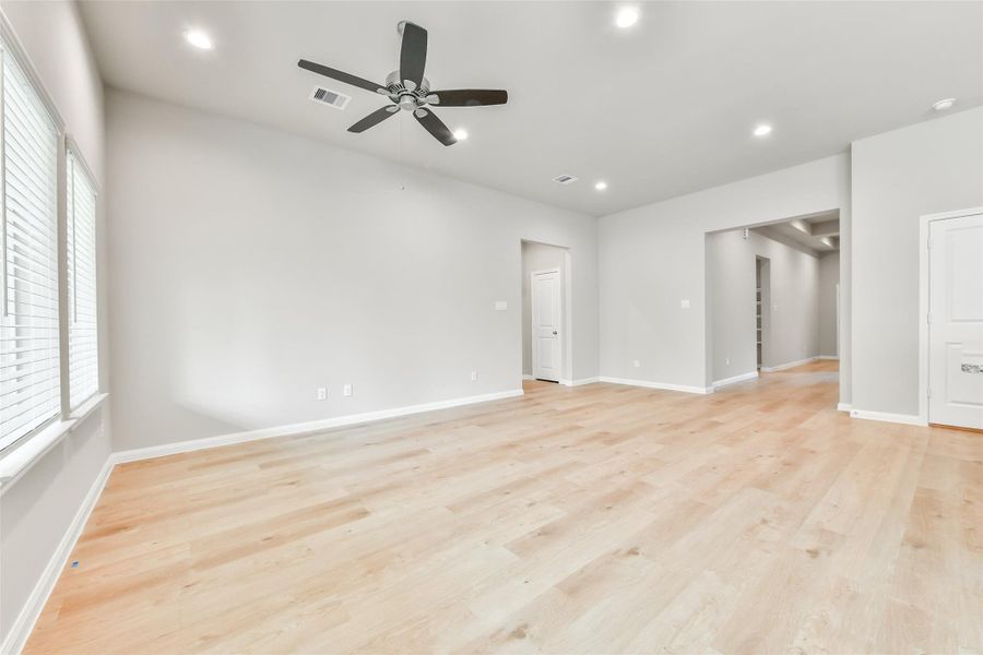 Spacious, unfurnished interior of a new home in King Oaks Village, Baytown (Image 15).