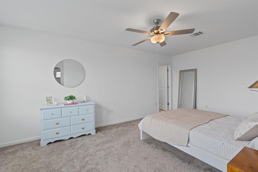 Upstairs bedroom with ceilng fan