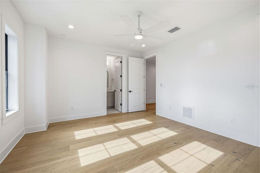 Spacious, unfurnished interior of a new home in , Tampa (Image 35).