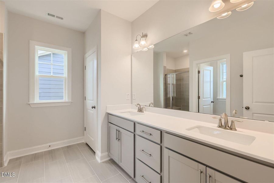 SUN_DevonSquare_Pic_Waterbury_Bath2_2of2