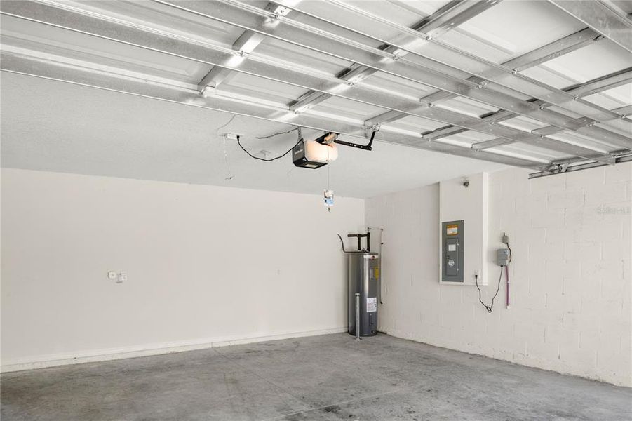 Spacious, unfurnished interior of a new home in Abbott Park, Zephyrhills (Image 14).