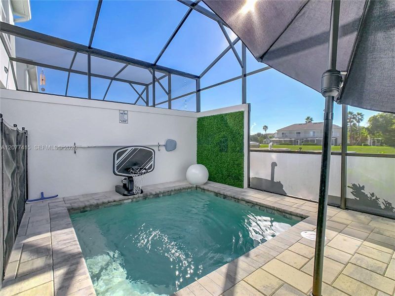 Exterior details and patio area of a home in , Clermont (Image 24).