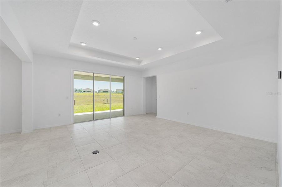 Spacious, unfurnished interior of a new home in Calesa Township, Ocala (Image 16).