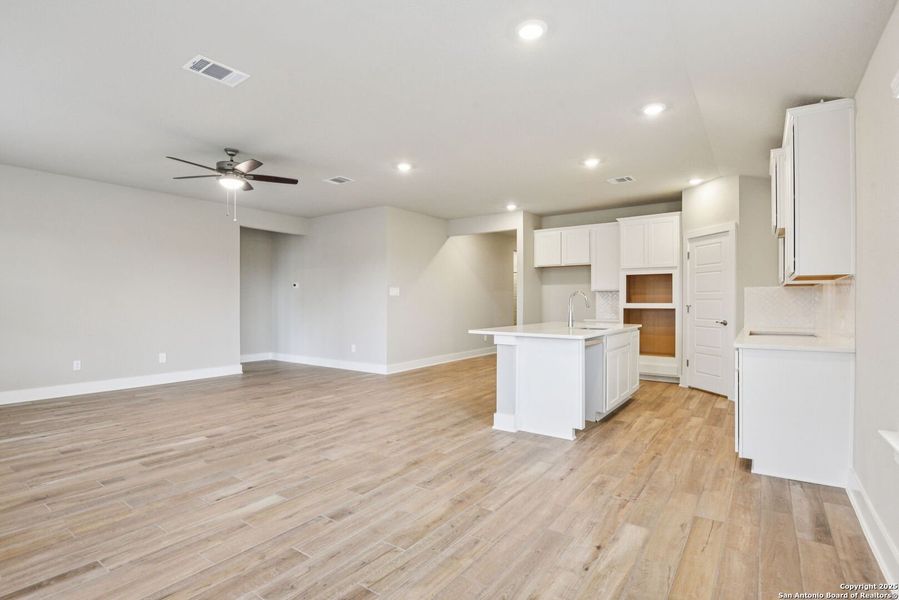 Spacious, unfurnished interior of a new home in Carmel Ranch, Schertz (Image 43).