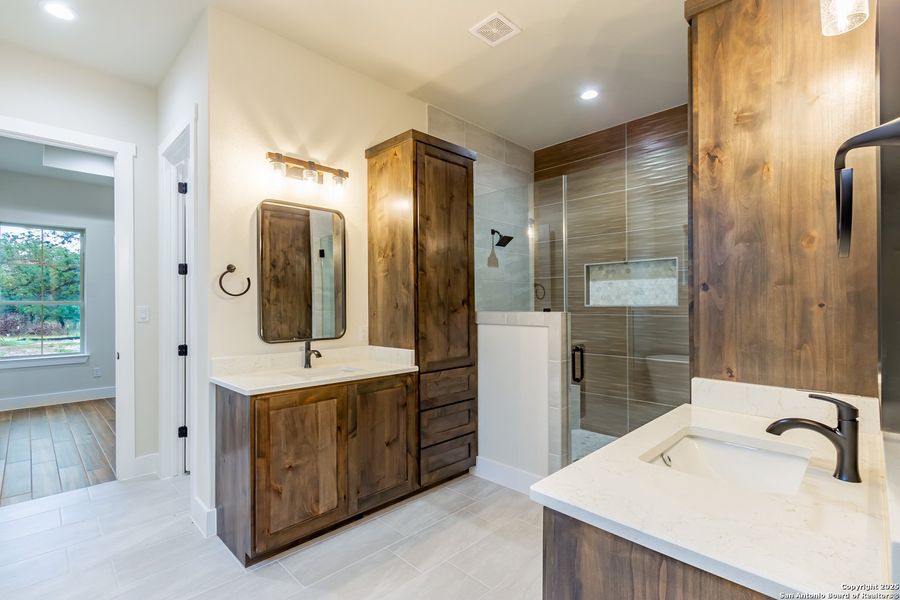 Furnished interior view inside a new home in , La Vernia (Image 9).