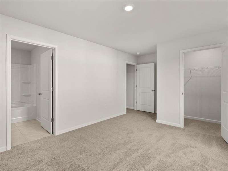 Spacious, unfurnished interior of a new home in Falcon Landing, Gainesville (Image 30).