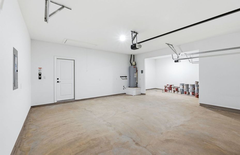 Spacious, unfurnished interior of a new home in Crescent Bluff, Georgetown (Image 56).