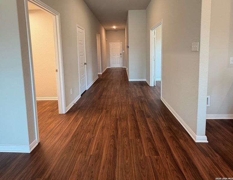 Spacious, unfurnished interior of a new home in Jordan's Ranch, San Antonio (Image 19).