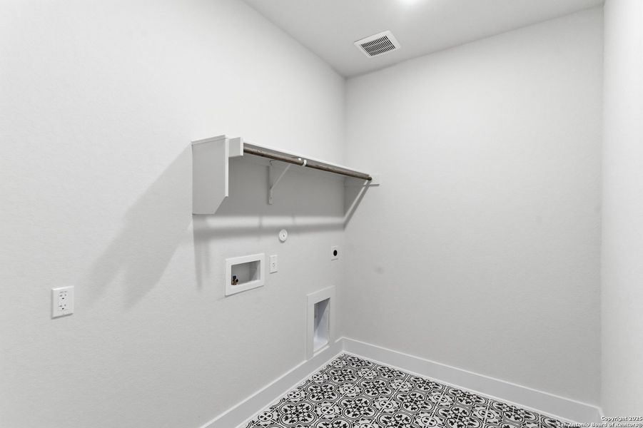 Spacious, unfurnished interior of a new home in Alsatian Oaks, Castroville (Image 18).