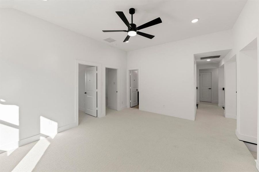 Spacious, unfurnished interior of a new home in Edgewood Creek, Celina (Image 32).