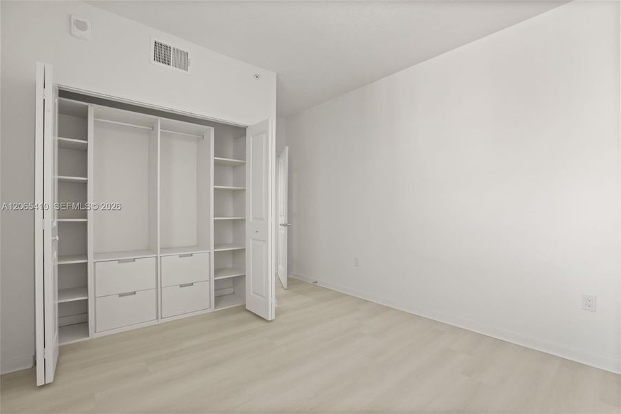 Spacious, unfurnished interior of a new home in , Orlando (Image 34).