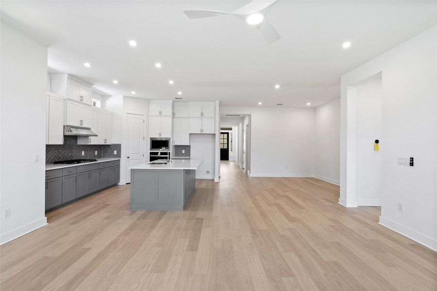 Spacious, unfurnished interior of a new home in Persimmon, Buda (Image 17).