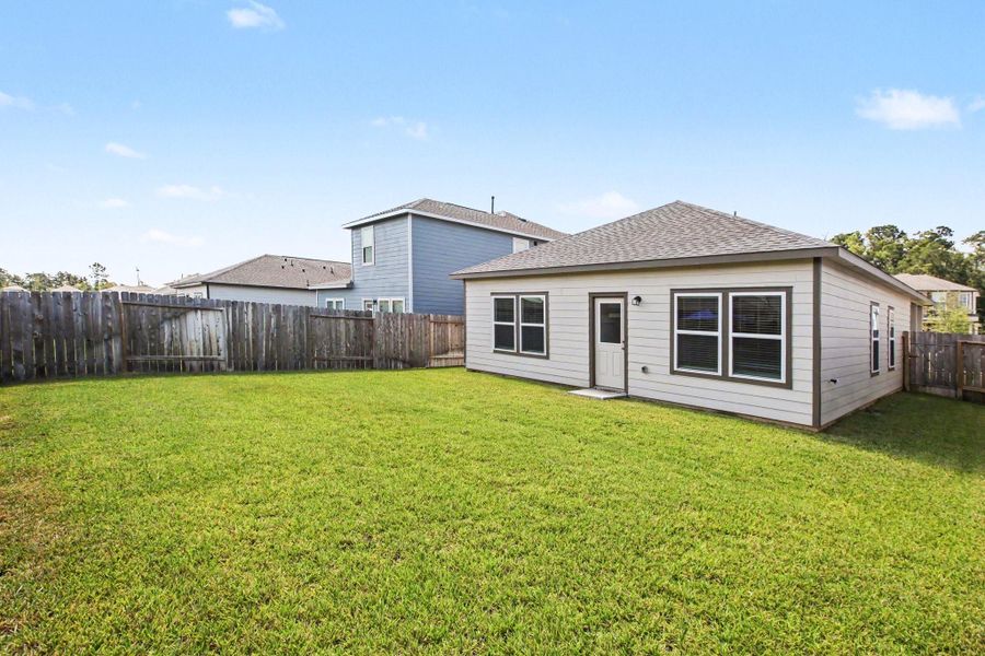 Spacious backyard Spacious backyard