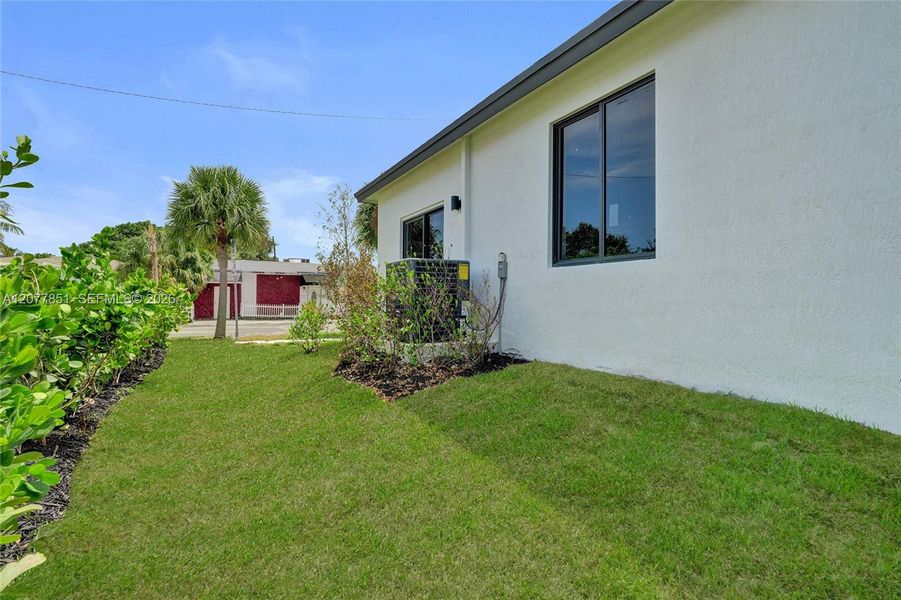 Exterior details and patio area of a home in , Dania Beach (Image 4).