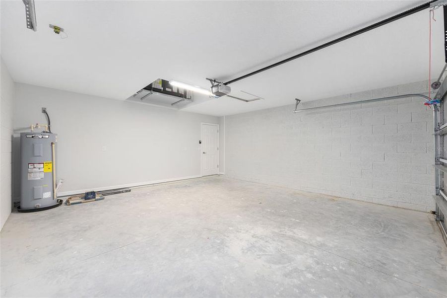 Spacious, unfurnished interior of a new home in , Ocklawaha (Image 24).