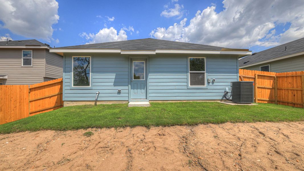 Exterior details and patio area of a home in Ladera, Luling (Image 4).